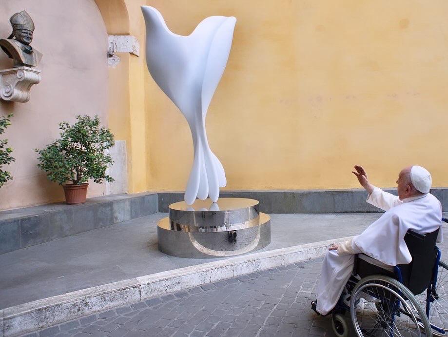 El papa Francisco asiste a la presentación de la escultura símbolo de la Paz
