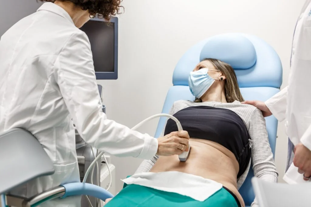 ¿Aborto informado?, ¿y por qué giran el ecógrafo y apagan el altavoz para que la mujer ni vea ni oiga?